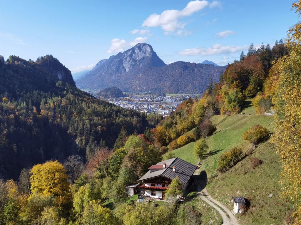 Natur Sehenswürdigkeiten in Tirol: Das Kaisertal, hinten im Bild Kufstein und der Pendling Berg