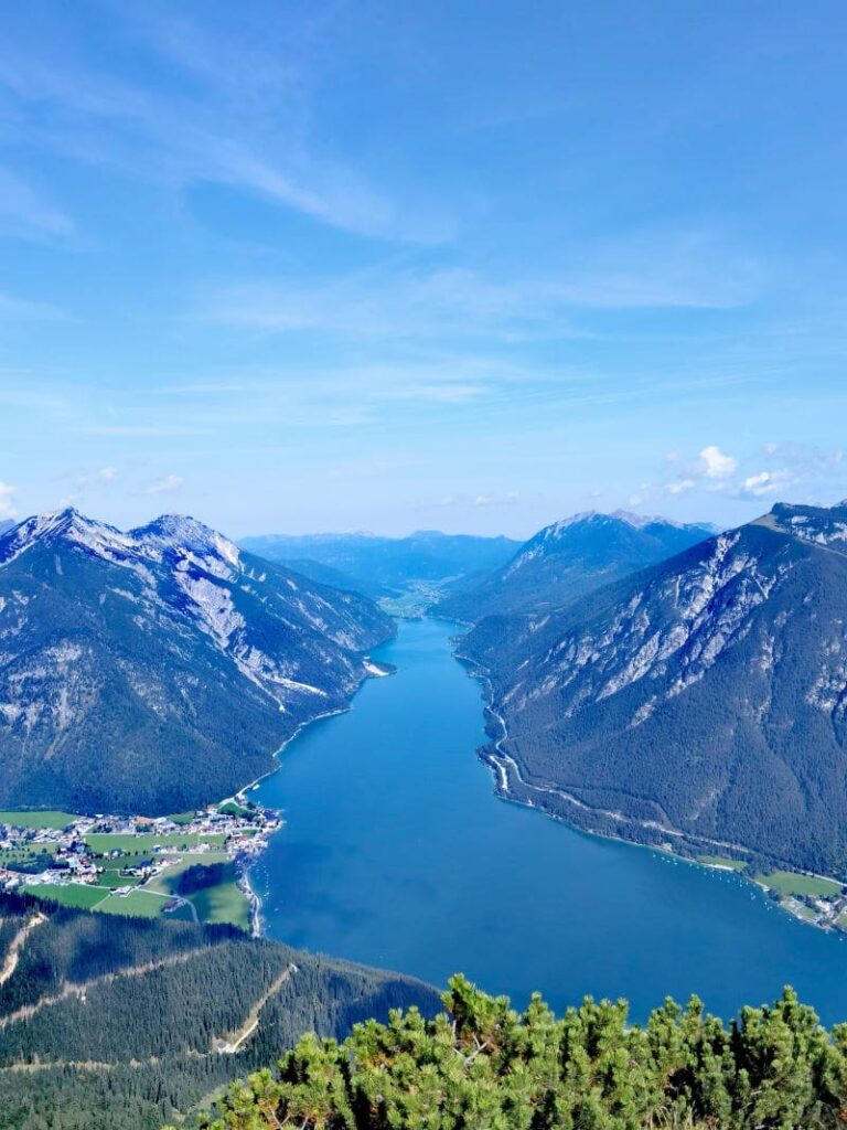 Spektakuläre Natur Sehenswürdigkeiten in Österreich: Links das Karwendel, rechts Rofan, in der Mitte der Achensee