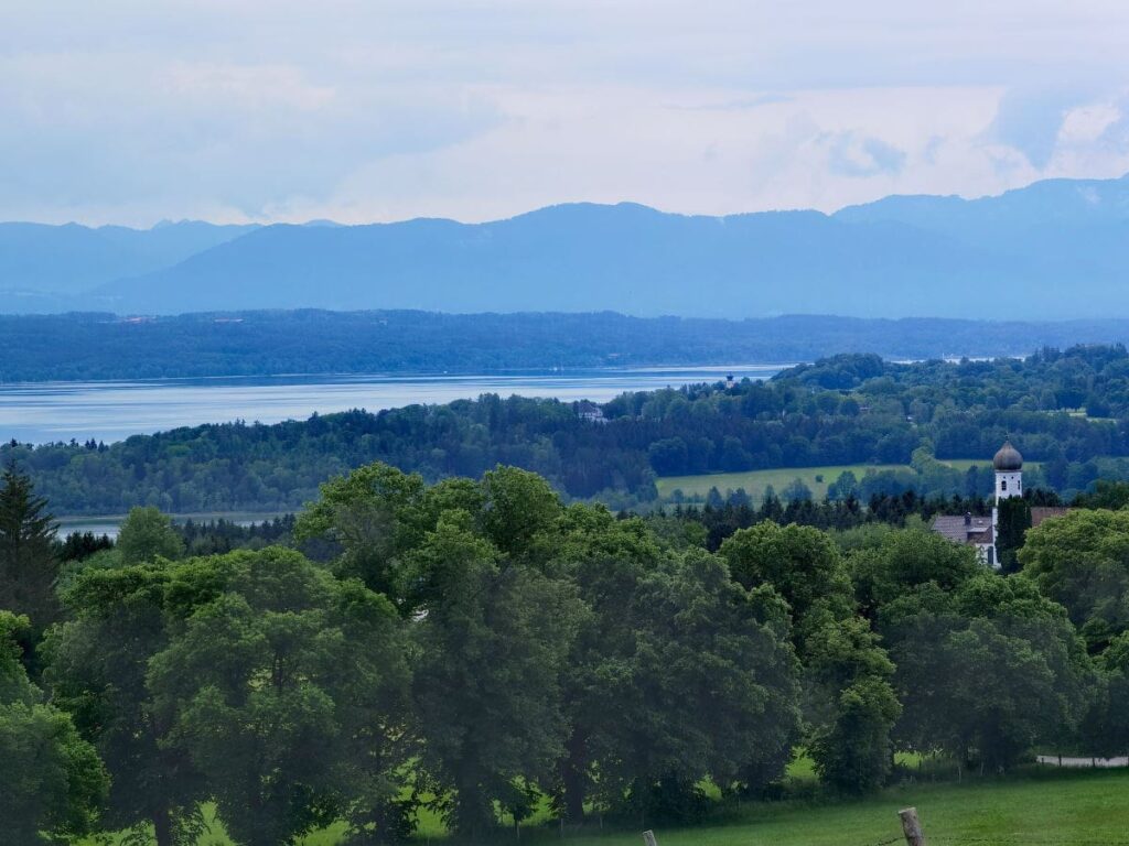 Natur Sehenswürdigkeiten in Deutschland: Blick von der Ilkahöhe auf den Starnberger See